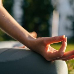 Yoga energizzante in giardino con Matteo Russo