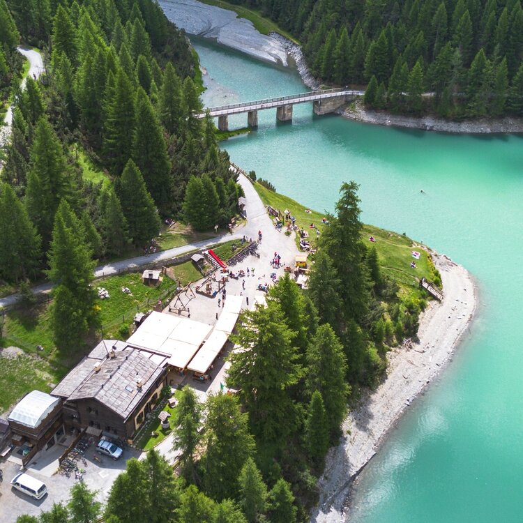 Am Lago di Livigno entlang