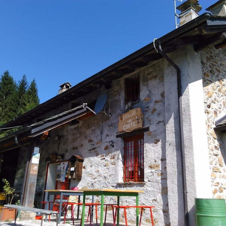 Schutzhütte Corte Monte Olano mit Joelette