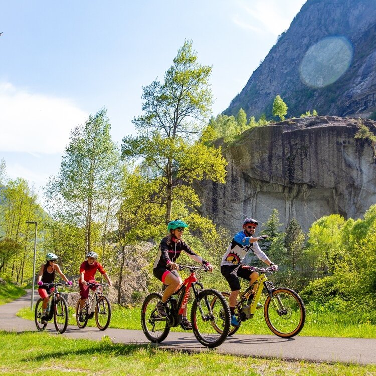La ciclopedonale nei pressi del Sasso Remenno, il più grande monolite d'Europa