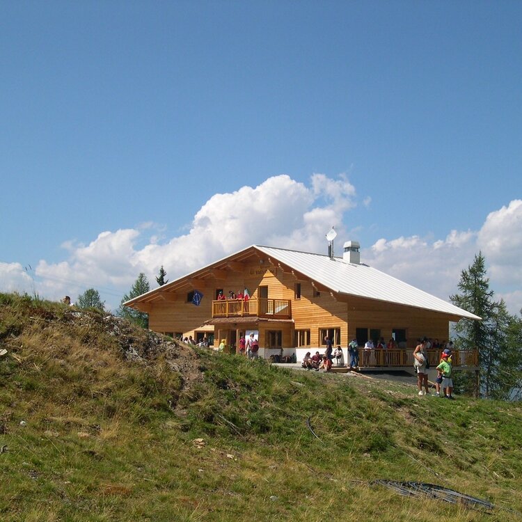 Rifugio Valtellina 1920 m  Malga Magnolta 1945 m